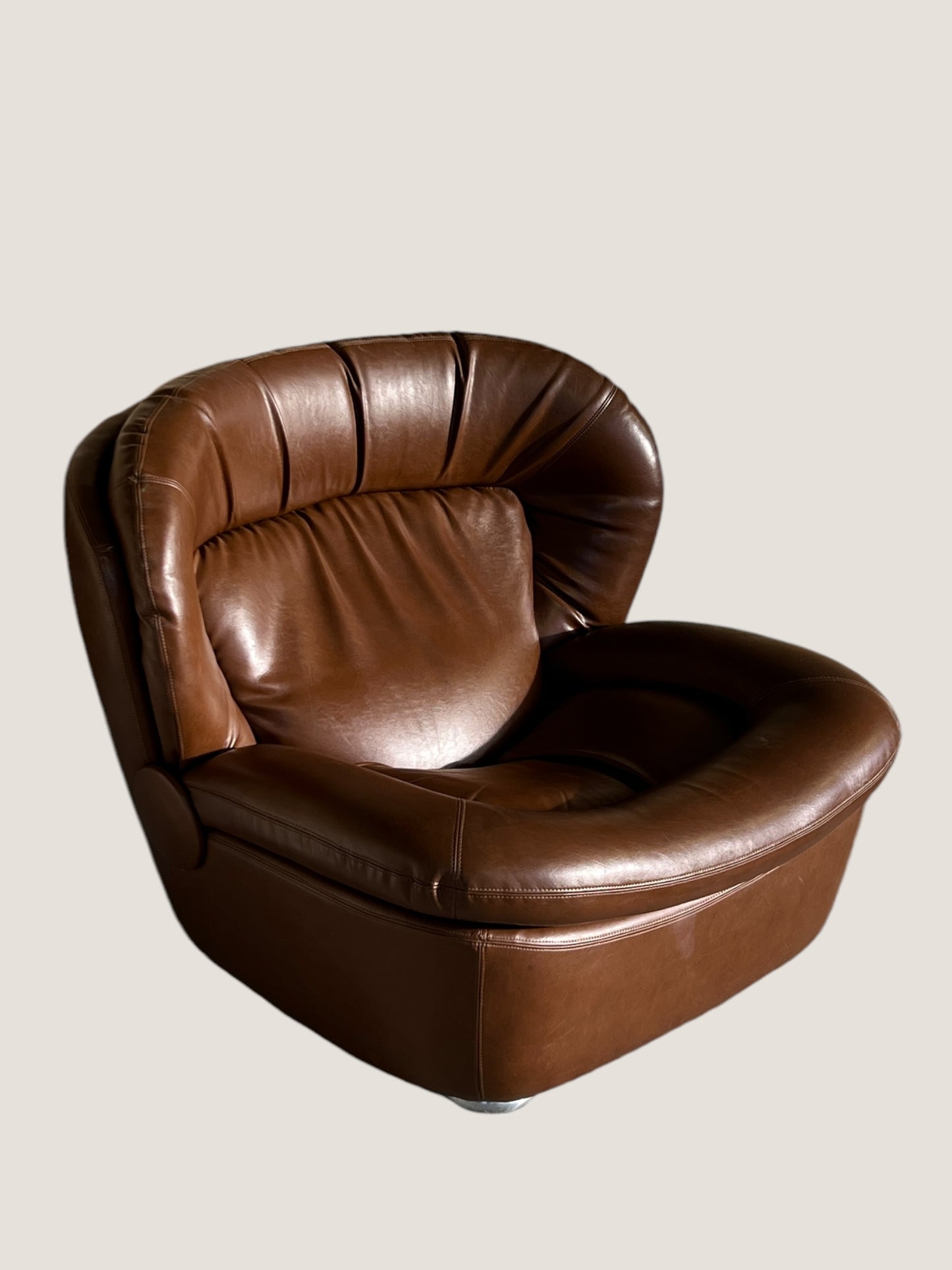 Comfy Clam Chair in Chocolate