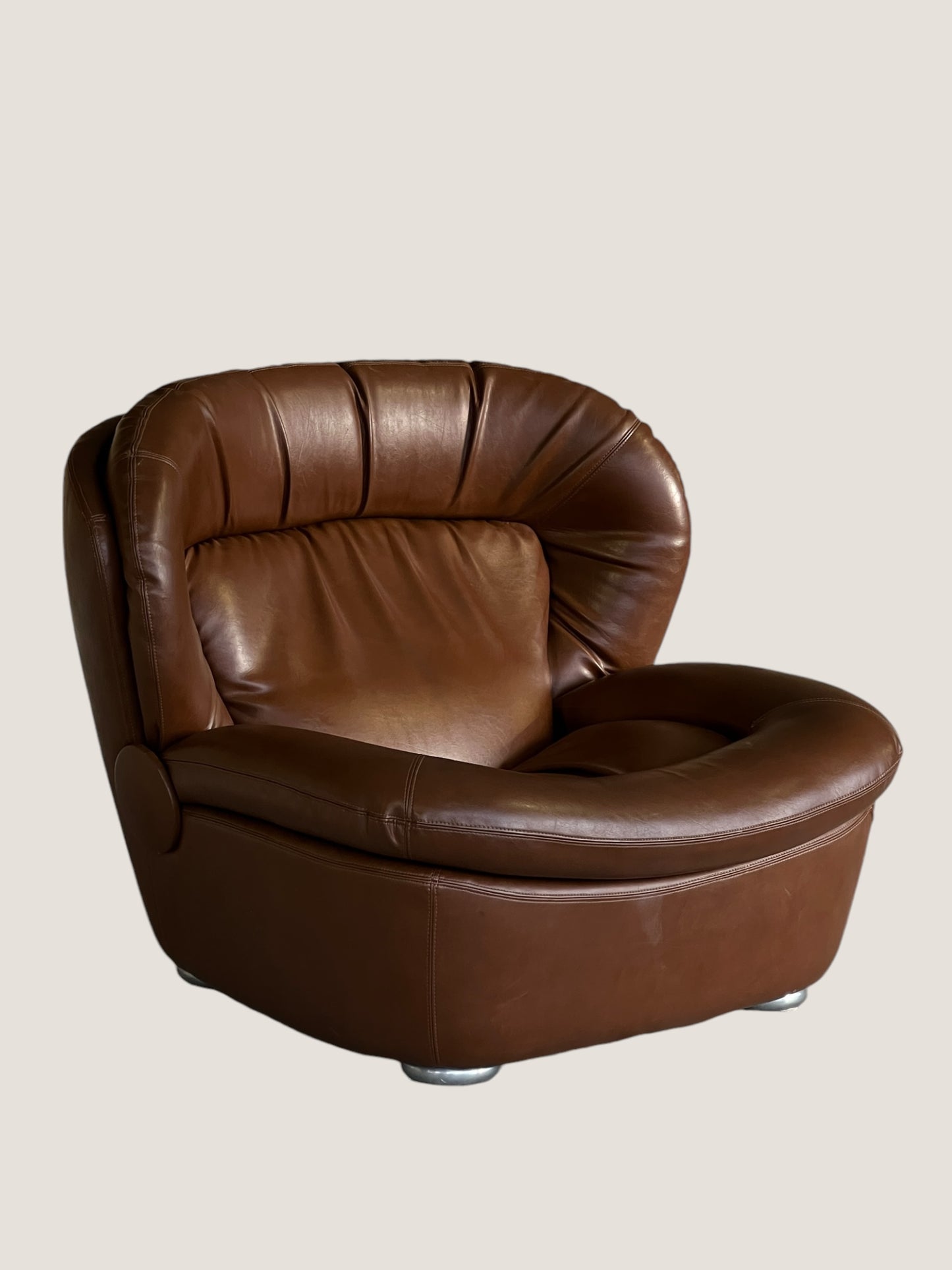 Comfy Clam Chair in Chocolate